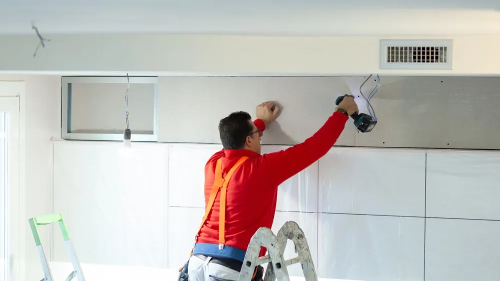 pose de plâtre par un artisanwebp